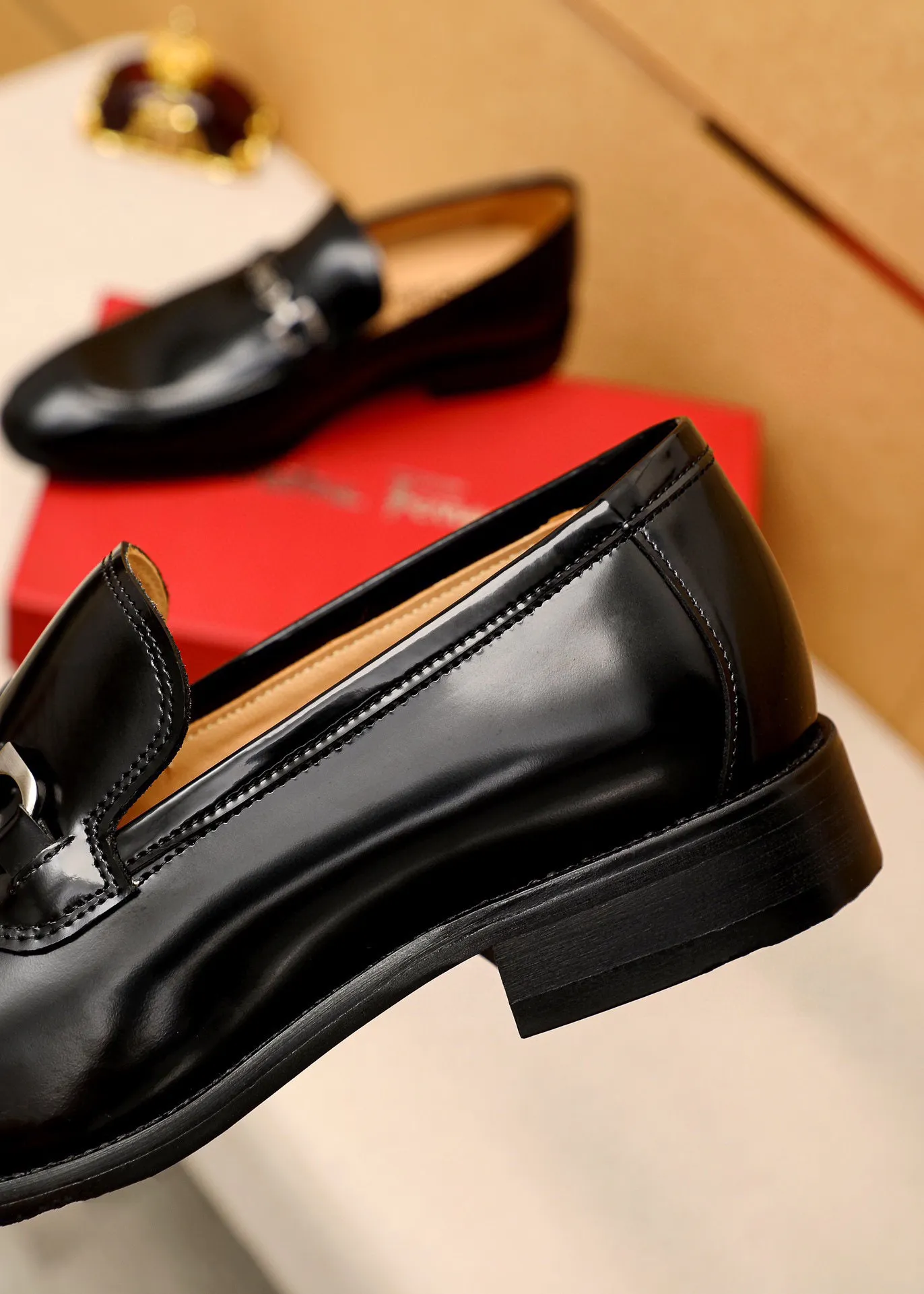 Men's shoes 💰460 💐 Product trademark: Ferragamo "Ferragamo" casual leather shoes Regular size: 38-44 (custom-made for 45🉑️) Product materials: Selected imported first-layer open-edge beaded cowhide upper + original hardware buckle, imported water-dyed cowhide leather lining. Strong three-dimensional visual effect, combined outsole Color: 3⃣️colors available